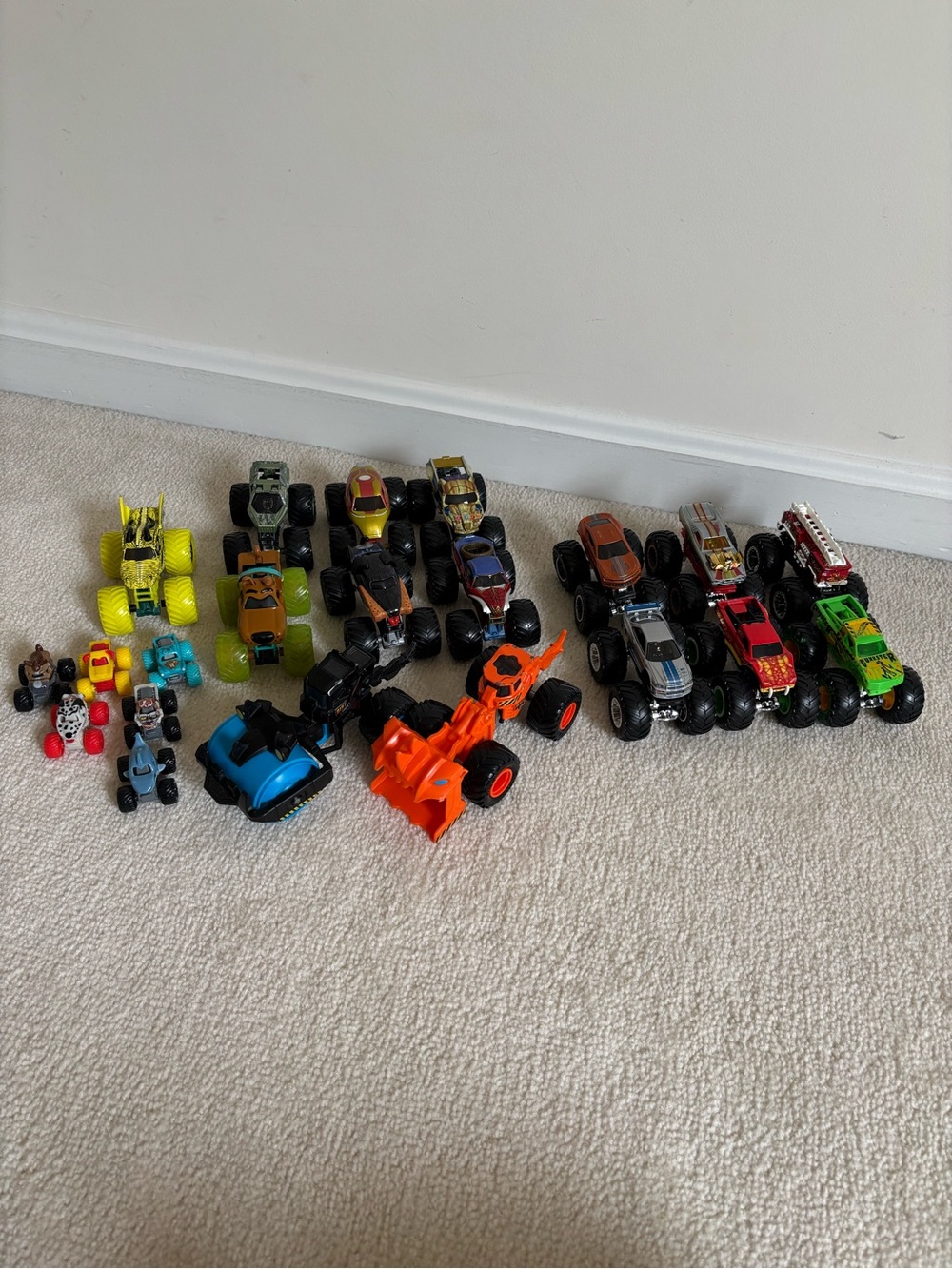 21 Monster Jam Trucks & Hot Wheels Monster Trucks Bundle